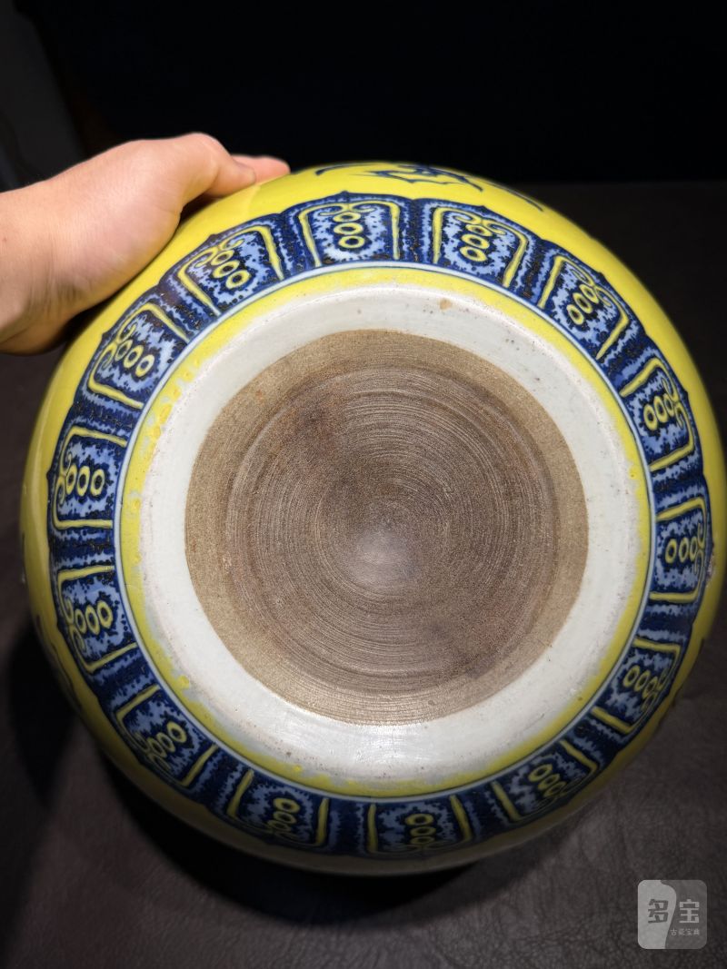 清乾隆 黄地青花折枝花卉纹缸 - 图15
